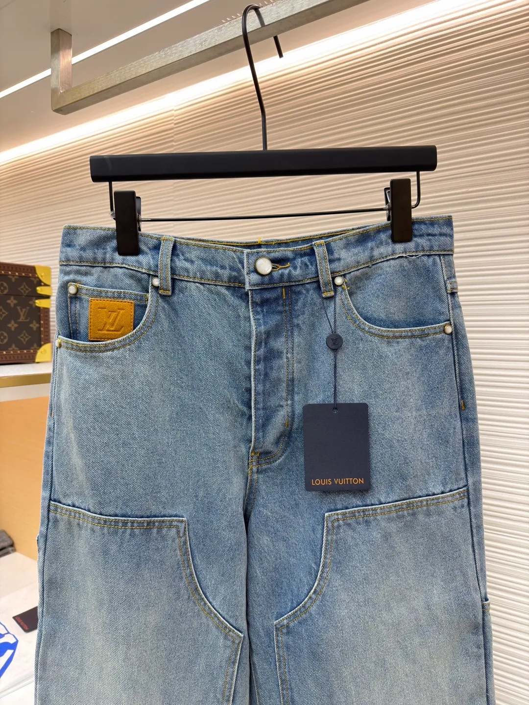 LOUIS VUITTON distressed washed blue denim trousers ●Original version: Purchased and developed at 11999 ●Item number: 1682235-B75 ●Fabric: pure cotton denim ●Technology: laser cutting ●Color: blue ●Type: fitted version ●Weight: about 920 grams ●Size: 28-30-32-34 ●Description: Made of high-quality pure cotton denim, the fabric material ensures classic denim texture, durability and breathability. Classic washed colors are achieved through professional industrial washing processes. The function of washing is to soften the fabric and eliminate the stiffness of new cloth; by controlling the degree of fading, it can form a layered retro blue tone; and at the same time, it can prevent the garment from shrinking significantly in the future. The calm topstitching contrasts with the fabric but is not too knotty in stitching color to highlight the stitching structure and enhance the workwear style. The back pocket is top-stitched with the word LV: the logo on the chest pocket is embroidered by stitches, and the embroidery stitches are closely connected and evenly arranged in straight lines. Its function is to outline the outline of the logo in a delicate and extremely strong way. The edges are neat, wear-resistant and durable, and are in line with the functional attributes of workwear. Nubuck leather logo patch: High-quality nubuck leather is laser-cut and embossed with the brand logo and sewn on the back of the pants. What it does is introduce a luxuriously soft touch that creates a premium contrast with stiff denim. The ticket bag is equipped with a logo patch, which fixes the brand leather logo on this small pocket and becomes a refined identity embellishment. Pearlescent effect buttons and rivets: Replace the metal hardware of traditional workwear with fasteners with a warm pearlescent effect. Its function is to enhance the sophistication and uniqueness of the piece in the details, while retaining the functional rivet reinforcement. The overall wiring is straight and delicate, the fabric is comfortable and soft, and the color is consistent without color difference. It can be matched with the same style to create a fashionable look and control various occasions. Customized accessories, complete with three standards, same style for men and women!